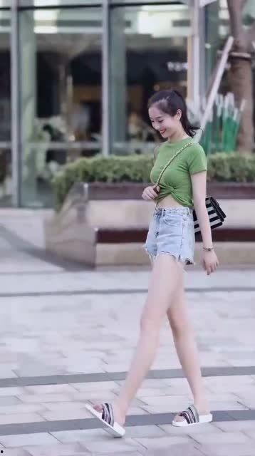 爆料全网小姐姐穿拖鞋视频,小姐姐拖鞋穿搭风潮来袭！  第2张