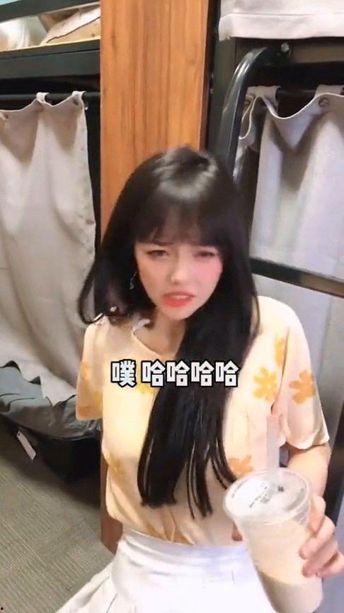 爆料全网小姐姐穿拖鞋视频,小姐姐拖鞋穿搭风潮来袭！  第3张