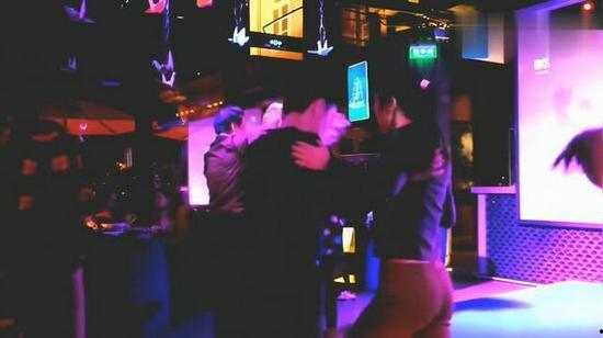 酒吧奇遇爆料视频大全,揭秘热门爆料视频背后的精彩瞬间  第2张